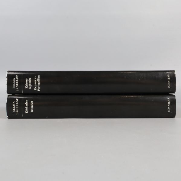 Bokryggar av Selma Lagerlöf-böcker, titlar och Bonnier-logotyp