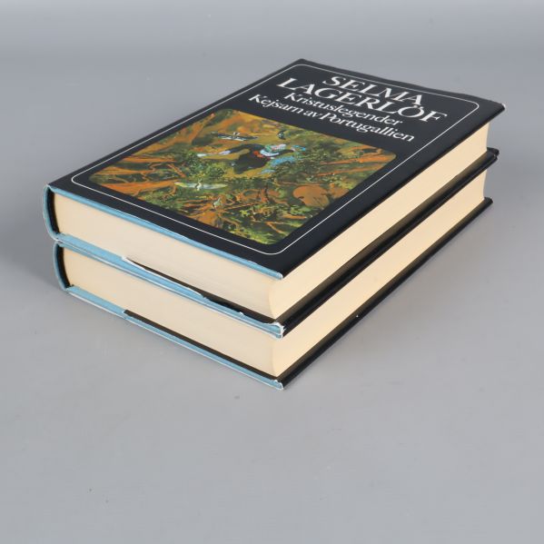 Två böcker av Selma Lagerlöf med synliga pärmar och sidor