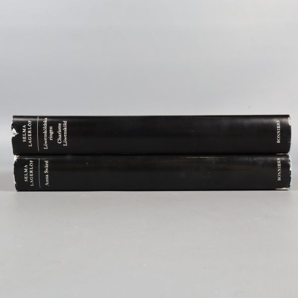Ryggen av två svarta Bonniers-inbundna Selma Lagerlöf-böcker