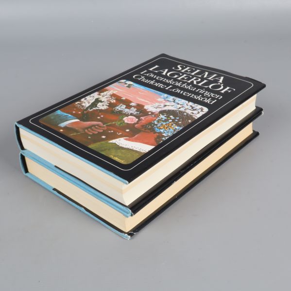 Två Selma Lagerlöf-böcker staplade med synlig pärm och inlaga