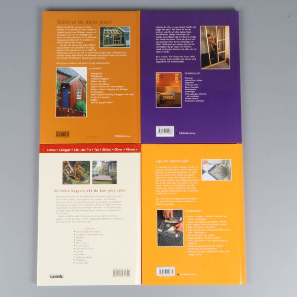 Böckernas baksidor med beskrivningar och ISBN-koder