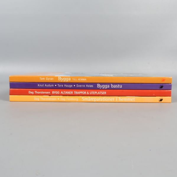 Bokryggar för fyra gör det själv-böcker staplade på varandra