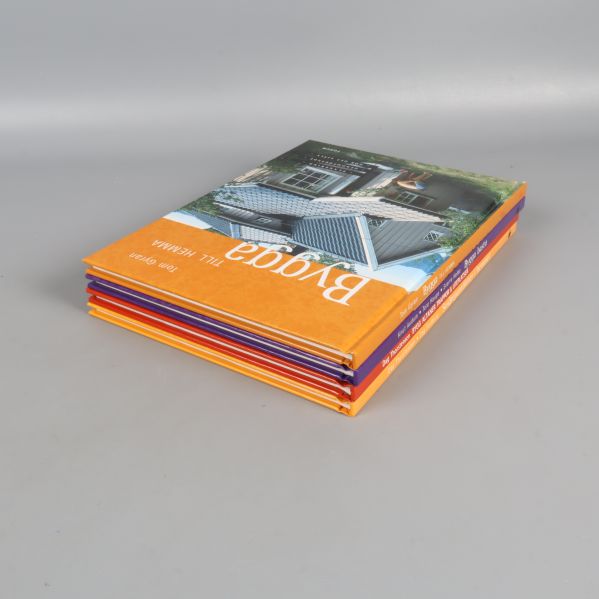 Staplade gör det själv-böcker sett snett ovanifrån