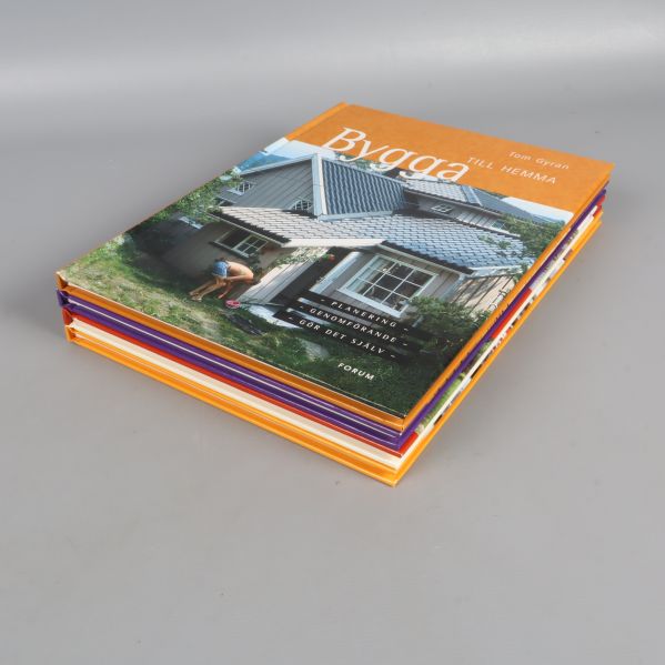 Böckerna staplade snett ovanifrån med tydliga omslag