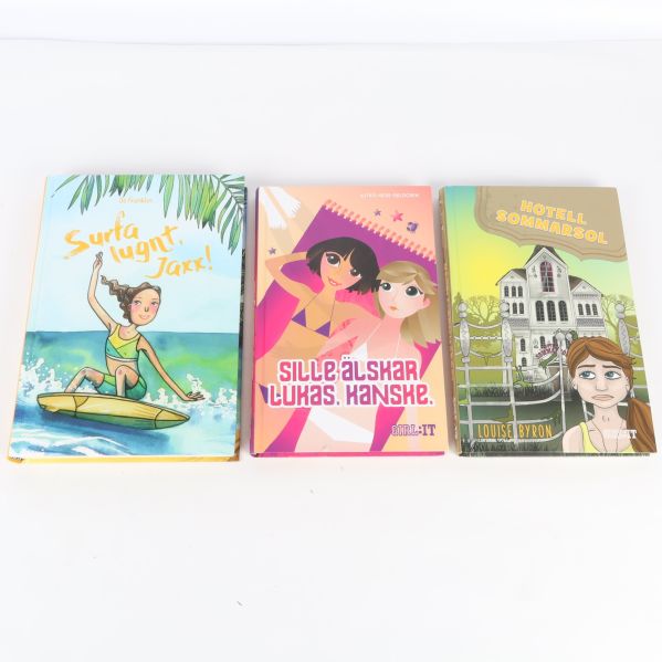 Tre ungdomsböcker med färgglada omslag, liggande sida vid sida