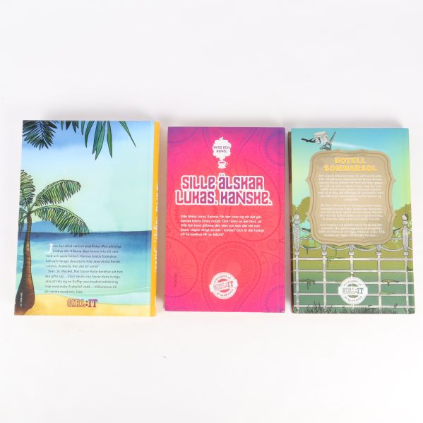 Baksidor på tre ungdomsböcker med texter och illustrationer