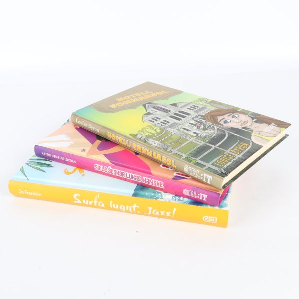 Tre böcker staplade på varandra, titlar synliga på ryggarna