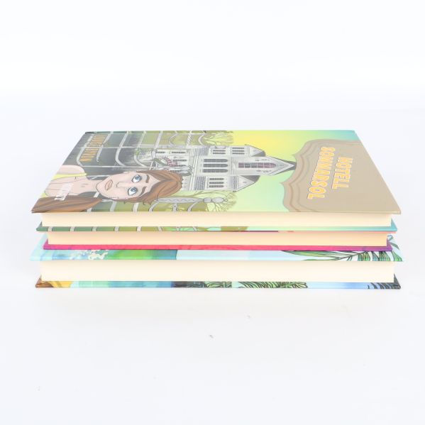 Sidorna på tre staplade böcker, tre olika ryggar syns