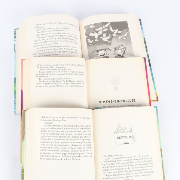 Uppslagna sidor från de tre böckerna med text och illustrationer