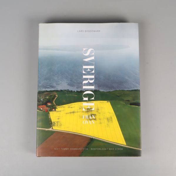 Framsidan av fotoboken Sverige från ovan med landskapsfoto