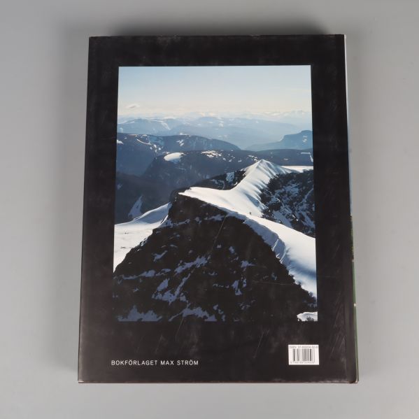 Baksidan av boken Sverige från ovan med snötäckta fjälltoppar