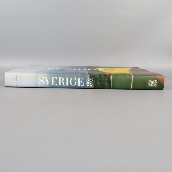 Boken Sverige från ovan med ryggen vänd uppåt