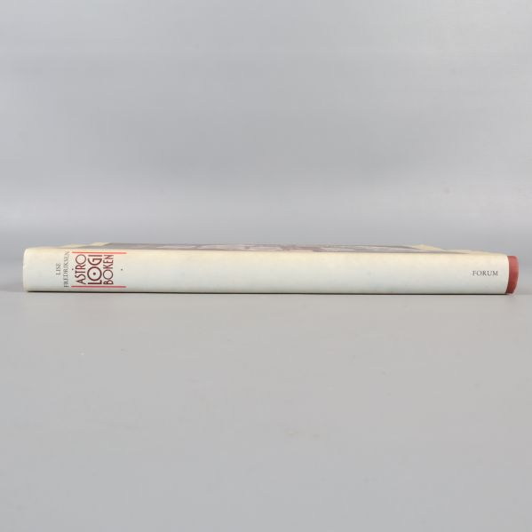 Bokrygg av Astrologiboken med titel och författare