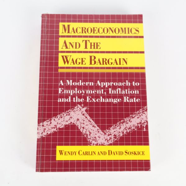 Framsida av boken Macroeconomics and the Wage Bargain med rubrik och författarnamn