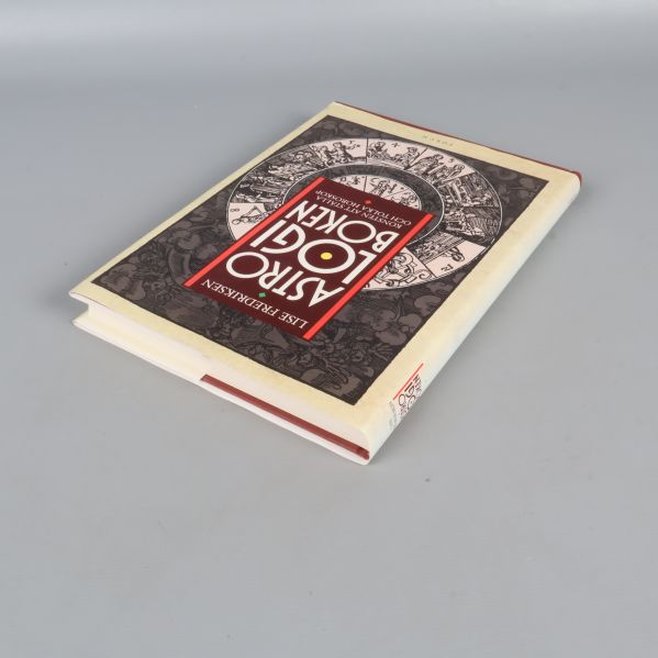 Astrologiboken sedd i vinkel med framsidan uppåt