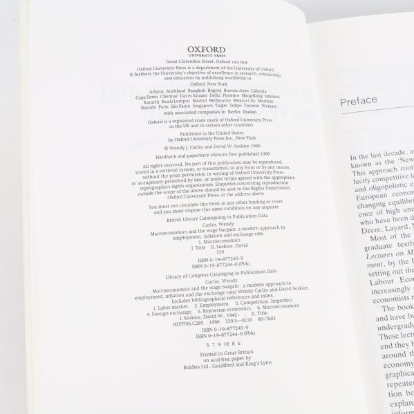 Första sida med publiceringsinformation och ISBN i Macroeconomics and the Wage Bargain