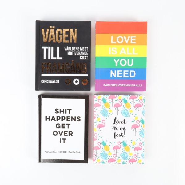 Fyra böcker i olika färger, citat på omslagen