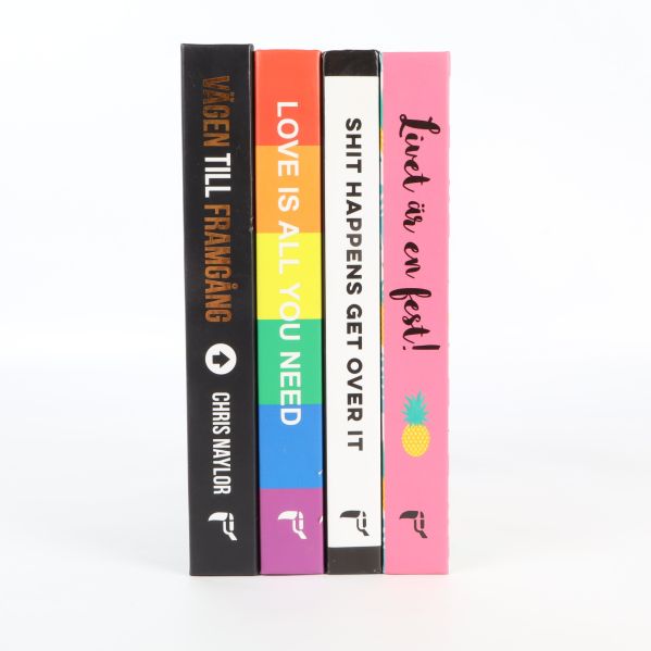 Ryggen på fyra böcker, tydliga titlar och färger