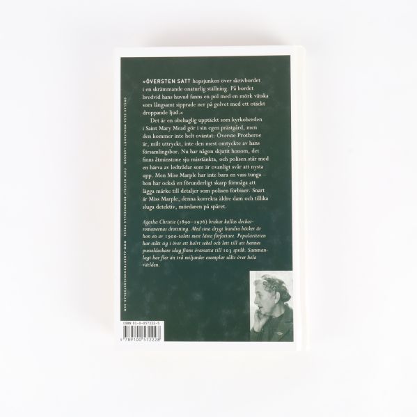 Baksidan av boken Mordet i prästgården med text och författarbild