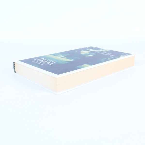 Boken Mordet i prästgården liggande med synlig tjocklek