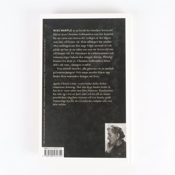 Baksidan av boken med textbeskrivning och författarporträtt av Agatha Christie