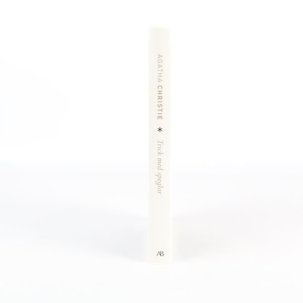 Ryggen på boken Trick med speglar av Agatha Christie med tydlig titel och författarnamn