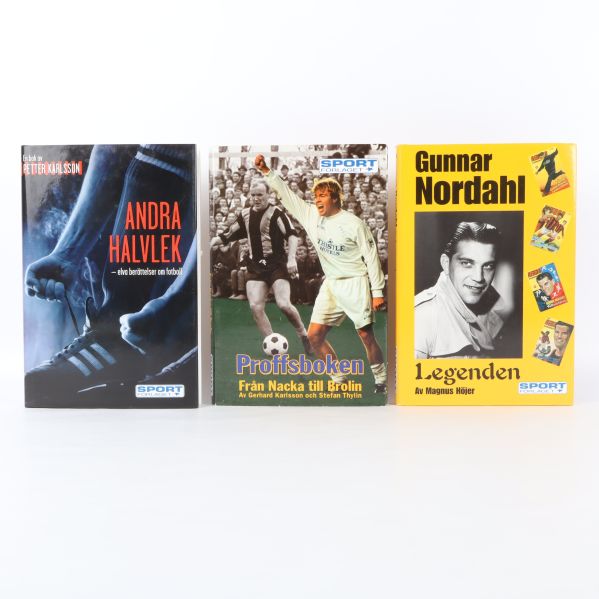 Tre fotbolls bokomslag, inklusive Andra halvlek och Gunnar Nordahl – Legenden