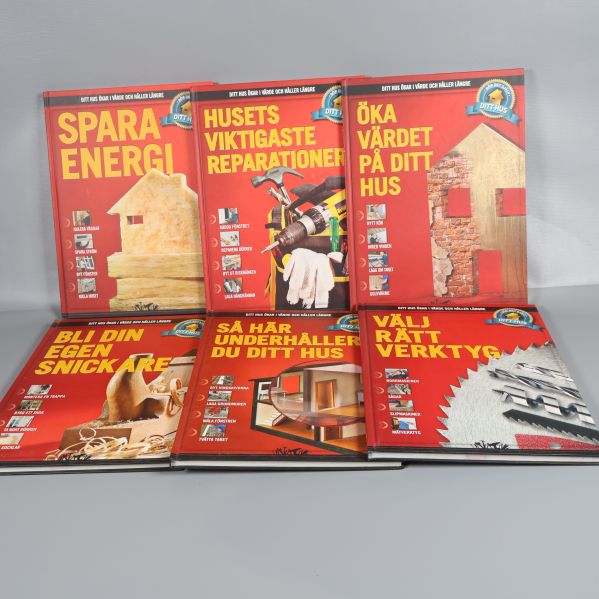 Sex handverksböcker med röda omslag stående tätt tillsammans, tydliga titlar