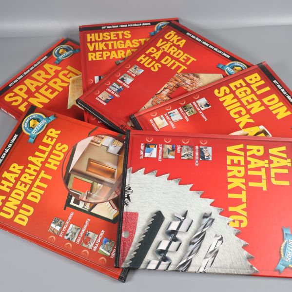 Sex handverksböcker liggande i en hög med omslagen synliga