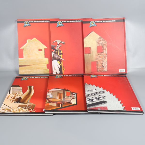 Sex handverksböcker med baksidorna vända framåt, klarröda omslag