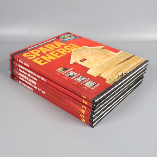 Sex böcker staplade med titeln Spara energi överst, bokryggarna synliga