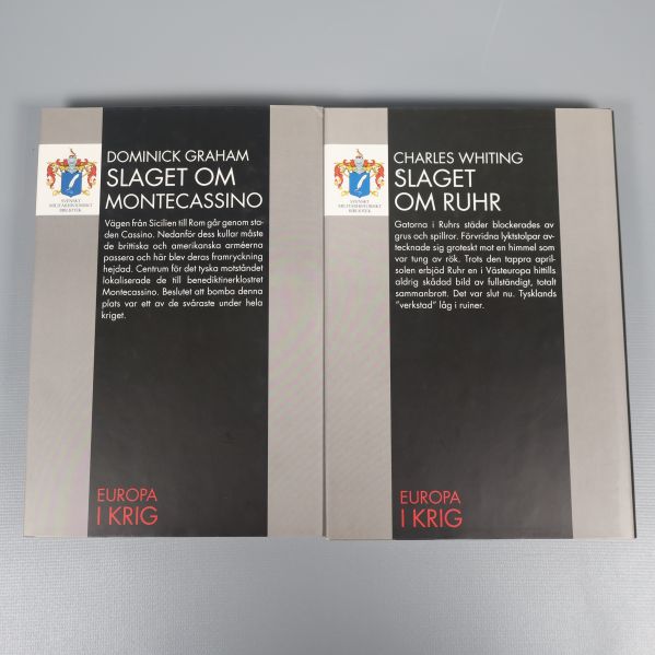Baksidor av två böcker med beskrivande texter om Slaget om Montecassino och Slaget om Ruhr