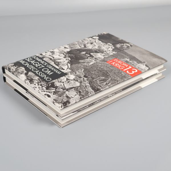 Bokpaket, översta boken Slaget om Montecassino syns tydligt