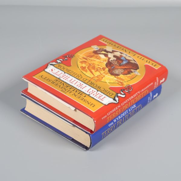 Två staplade Discworld Quizbook-böcker sedda snett ovanifrån
