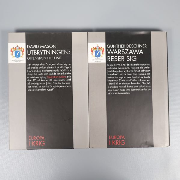 Böckernas baksidor med beskrivande text och logotyp