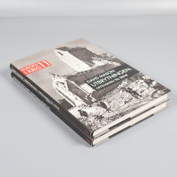 Två böcker i stapel, fokus på framsidan av Utbrytningen: offensiven till Seine