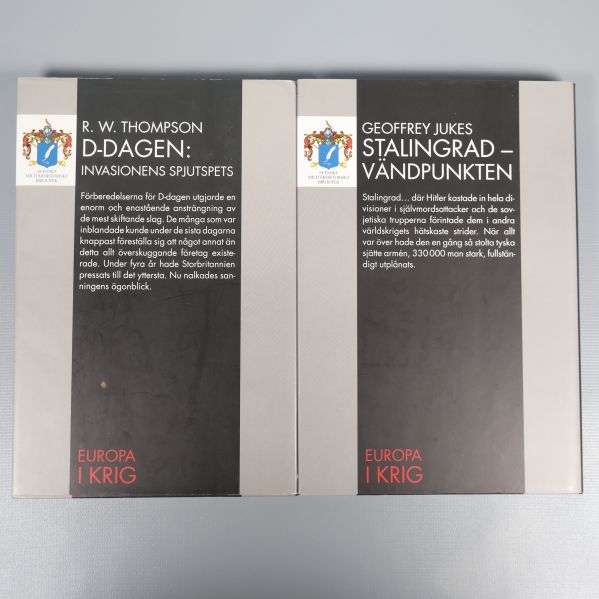 Baksidor av böckerna med sammanfattande texter om historiska händelser