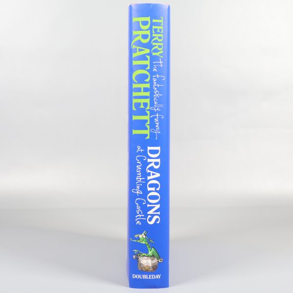 Bokrygg på Dragons at Crumbling Castle med titel och författarnamn