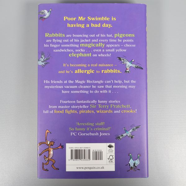 Baksidan av boken The Witch's Vacuum Cleaner med beskrivande text och streckkod