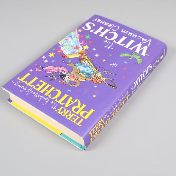 The Witch's Vacuum Cleaner liggande, visar omslagets illustration