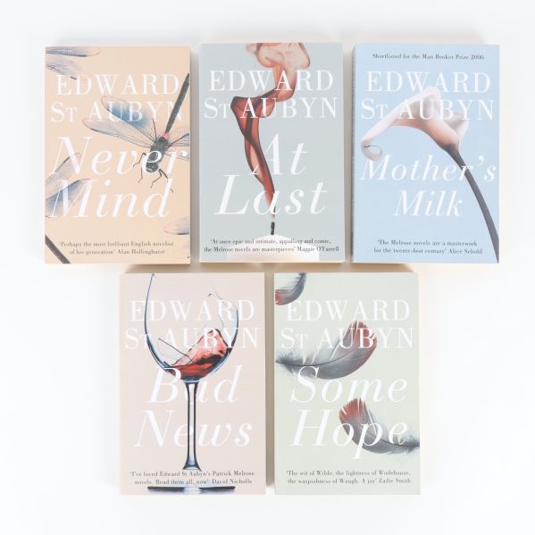 Fem böcker av Edward St Aubyn ur Patrick Melrose-serien upplagda på ett vitt underlag
