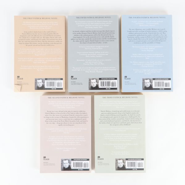 Baksidor av fem Edward St Aubyn-böcker, visar texter och ISBN-koder