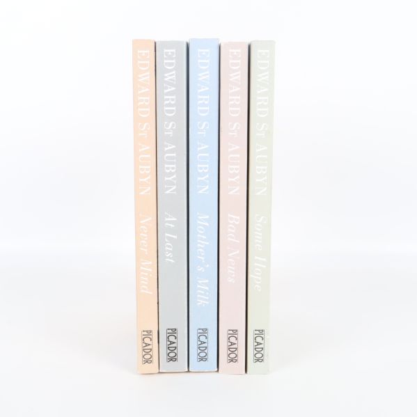 Fem Patrick Melrose-böcker i rad med ryggarna mot kameran