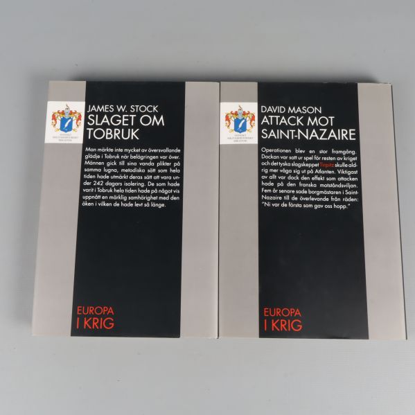 Baksidor av böckerna Slaget om Tobruk och Attack mot Saint-Nazaire med beskrivande text