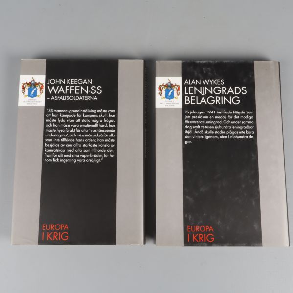 Baksidor på böckerna med text och logotyp