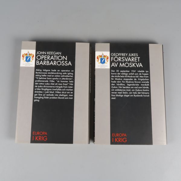 Baksidan av två historieböcker med beskrivande texter