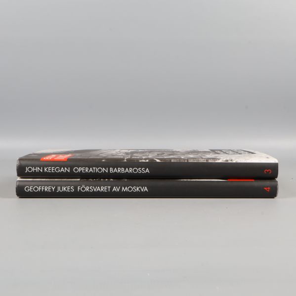 Bokryggar med titlar och serienummer synliga