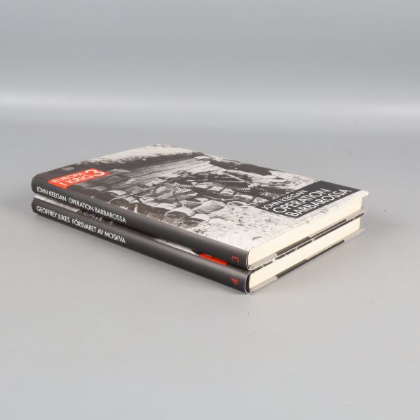 Två böcker staplade, visar omslag och ryggar