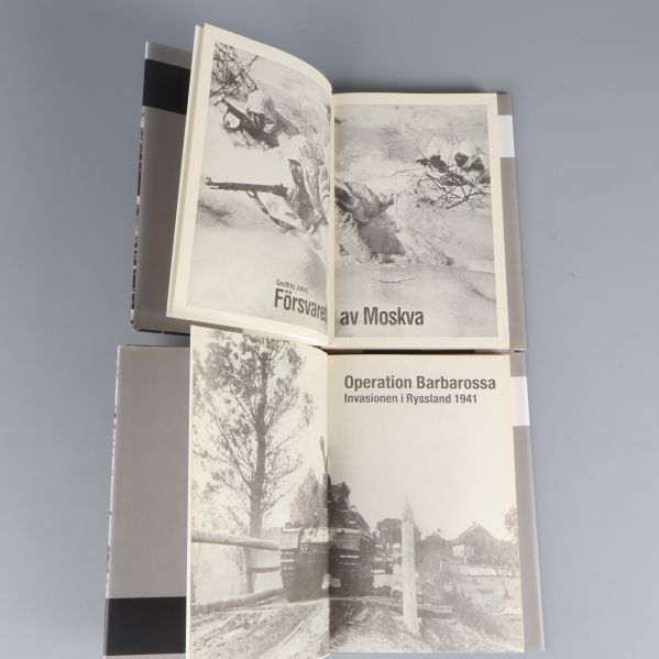 Uppslagna sidor med svartvita illustrationer och titelsidor