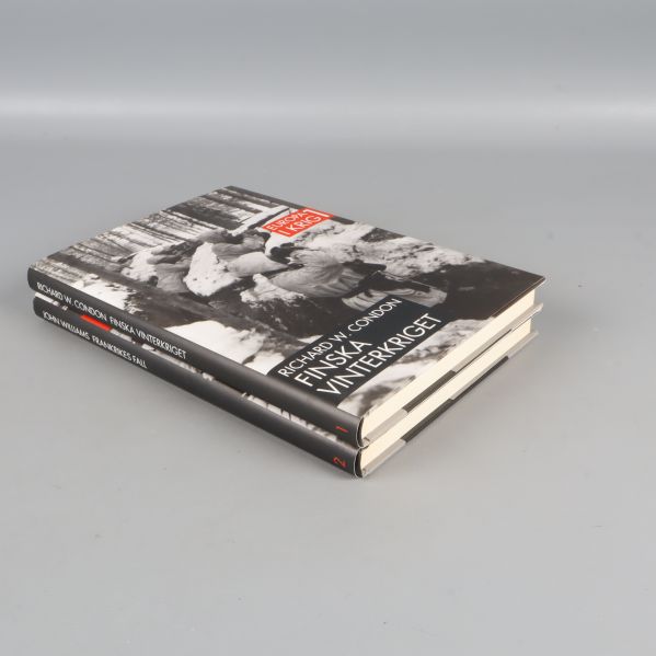 Två böcker staplade snett med omslaget synligt